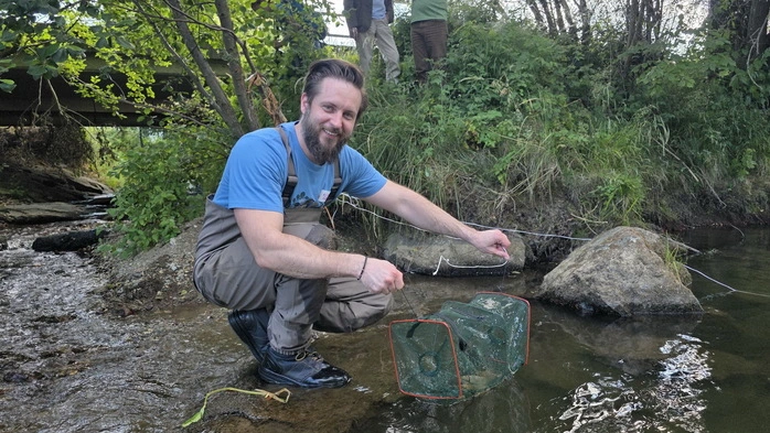 Ein Mann sitzt im Fluss