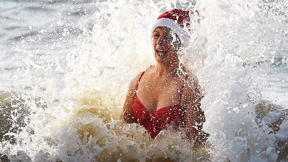 Mutige Weihnachtsschwimmerin in Brighton