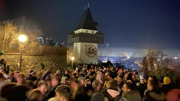 Eindrücke von der Silvesternacht in Graz: Am Schloßberg ging es rund um Mitternacht rund...