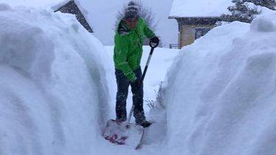 Touristiker Johann Kleinhofer kämpft gegen die Schneemassen