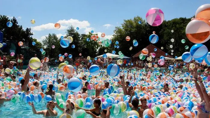 Das Highlight, es regnete über 4000 bunte Bälle vom Himmel.