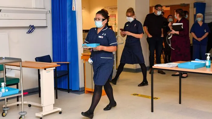 Here we go: Großbritannien hat als erstes westliches Land eine Impfkampagne gegen das Coronavirus gestartet.