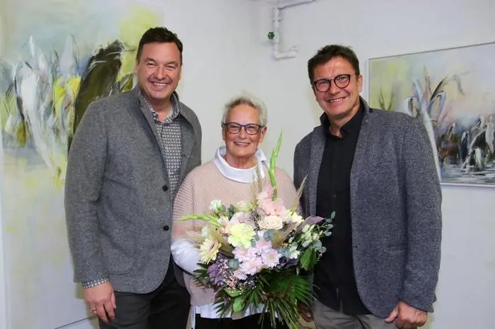 Um Interessierten Einblick in die Arbeit der Mitglieder zu geben, lud Kunstfabrik-Obfrau Regina Uedl zur Ausstellung „Visionen“ mit Werken der Künstler Monika Barwig, Beate Götschmaier, Margit Gschanes, Luise Haas, Doris Höller, Edith Keckeis, Gertrude Koren, Marianne Landsmann, Adi Plos, Elisabeth Raunig, Klaus Schemmerl, Hans Peter Schwab, Margit Schwar, Alexander Schuster und Regina Uedl.