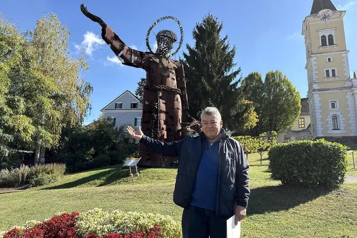Der bolivianische Metallkünstler Fernando Crespo vor der Franziskus-Statue
