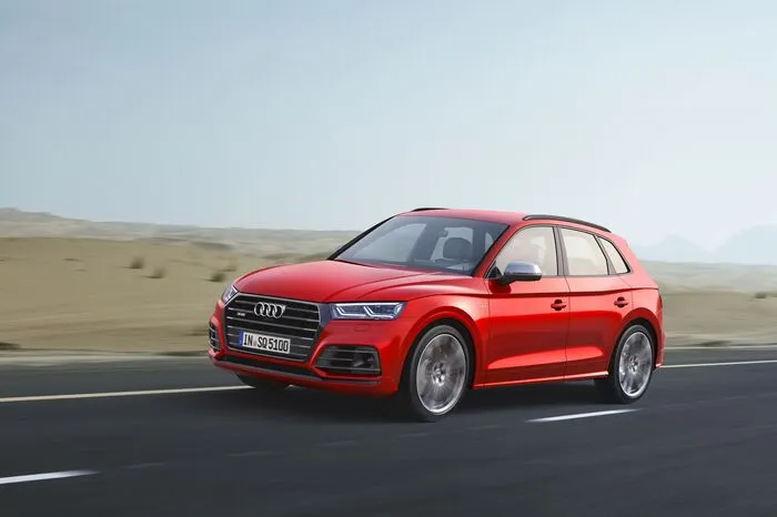 Der Allradantrieb verteilt die Motorkräfte im normalen Fahrbetrieb leicht hecklastig. Wenn nötig, gelangt das Gros der Kräfte auf die Achse mit der besseren Traktion. Das optionale Sportdifferenzial optimiert das Handling.