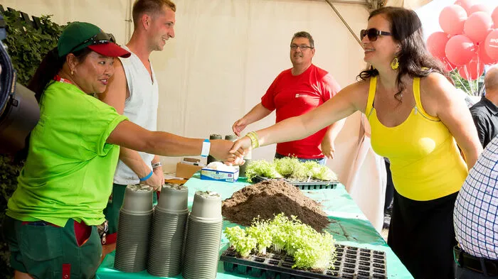 Bei heißen Temperaturen hat am Freitag das 34. Wiener Donauinselfest begonnen. Michael Häupl (SPÖ) unternahm zum Auftakt wie gewohnt einen Rundgang. Zum letzten Mal, denn der Bürgermeister will sich nach der Nationalratswahl im Oktober zurückzuziehen.