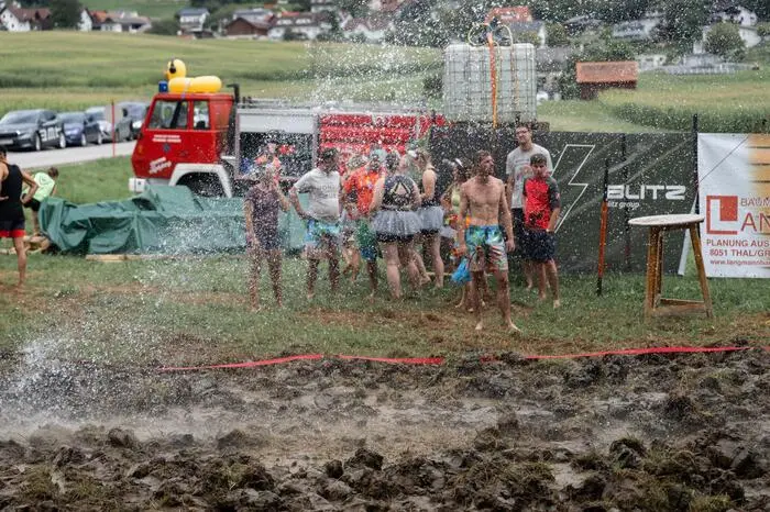 Ein kleines Stück Acker wurde von der Feuerwehr unter Wasser gesetzt