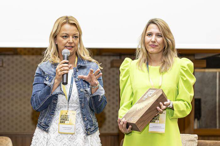 Business Angel des Jahres Christiane Holzinger (links) nahm den Preis von Tanja Spennlingwimmer entgegen