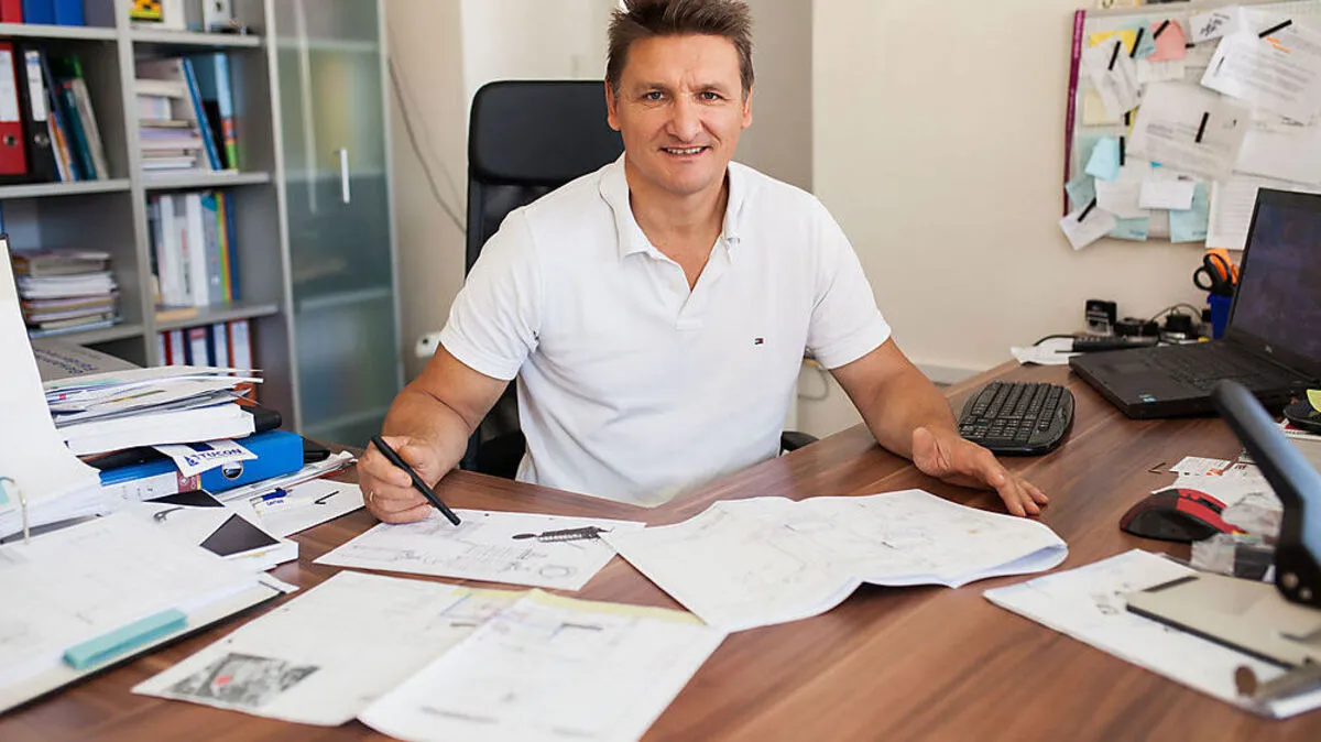 Rudolf Triebnik mit den Plänen der Anlage in seinem Büro in St. Andrä 