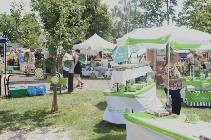 Zahlreiche Gäste nutzten die Gelegenheit, einen abwechslungsreichen Tag rund um Garten, Natur, Kulinarik und regionales Handwerk zu verbringen