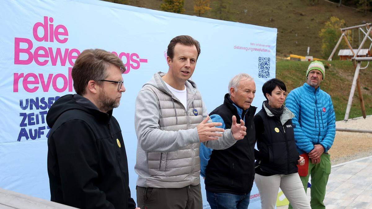 Bei einer Wanderung auf die Brunnalm zogen Karlheinz Kornhäusl (2. v. l.) und Hannes Schwarz (links) Bilanz zur Bewegungsrevolution im Mürztal