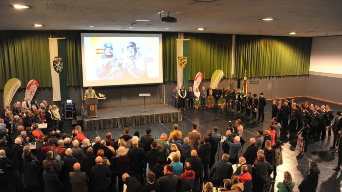 Großer Empfang für die Biathlon-Vizeweltmeister Lisa Hauser aus Tirol und David Komatz aus Aigen im Ennstal in seiner Heimatgemeinde in der Putterersee-Halle.  Im Februar bescherten die beiden in Oberhof bei der WM Österreich die erste Medaille. Das Duo eroberte in der Single-Mixed-Staffel Silber und damit erstmals Edelmetall in dieser Disziplin. Hauser und Komatz mussten sich in einem packenden Rennen nur Norwegen geschlagen geben, hielten aber das drittplatzierte italienische Duo locker auf Distanz. 