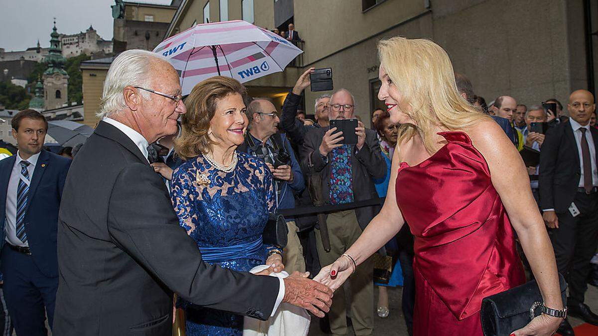 Schön und Reich und Royal beehrten die Salzburger Festspiele: das schwedische Königspaar mit der Festspiel-Präsidentin