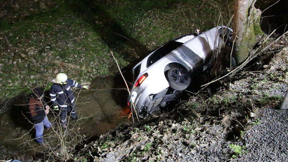 Der Autofahrer war in Breitenbach in einer Rechtskurve von der Straße abgekommen