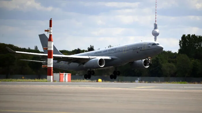 Am frühen Dienstagnachmittag landete die Maschine mit dem britischen Thronfolger-Paar auf dem Flughafen Berlin-Tegel.