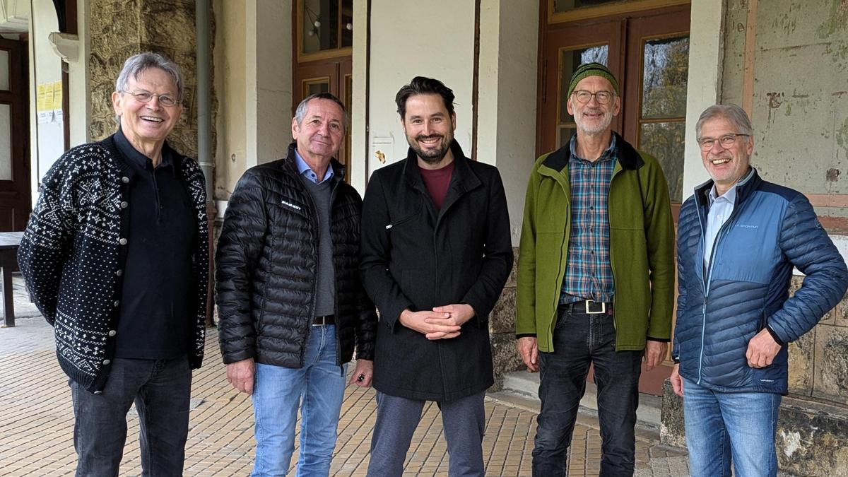 Ernst Kovacic, Peter Tautscher, David Osebik, Martin Paier, Hubert Holzer (von links) vor dem Bahnhof Neuberg