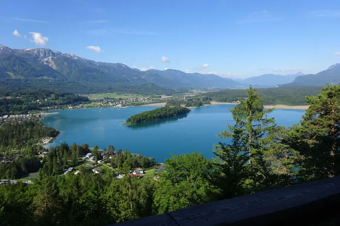 Von der Burgruine Finkenstein hat man einen perfekten Ausblick auf den Faaker See mit seiner charakteristischen Insel.