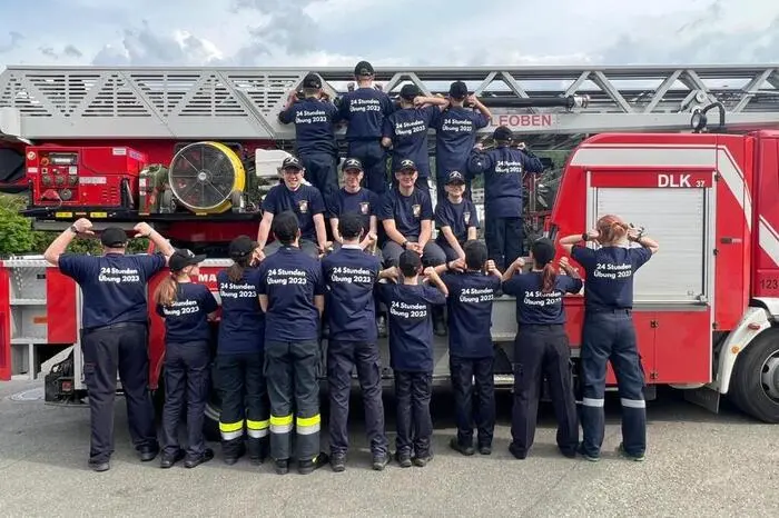 Nach wenigen Stunden Schlaf wurden die Jugendlichen um 4 Uhr früh zu einem "Holzhaus-Brand" alarmiert. Die jungen Leute mussten eine sehr lange Zubringleitung vom Hydranten bis zum Einsatzort verlegen.