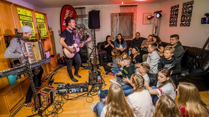 Matakustix spielte am Freitagabend im Wohnzimmer einer Familie aus Bad St. Leonhard auf und lockte dutzende Gäste an.