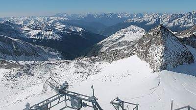 Sonnblick auf 3106 Meter Seehöhe: Blickrichtung Mölltal und im Hintergrund die Lienzer Dolomiten
