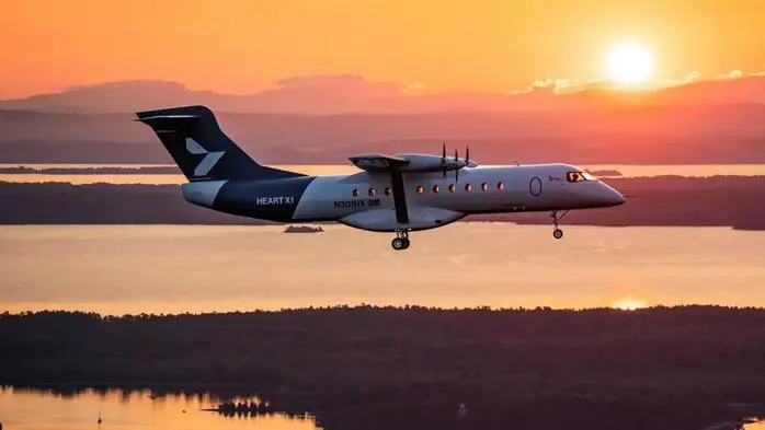 Die Markteinführung ist für 2031 geplant. Die Betriebskosten sollen laut Heart Aerospace mehr als 40 Prozent unter jenen konventioneller Regionalflugzeuge liegen