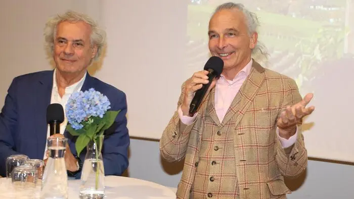 In St. Nikolai präsentierte Alfred Ninaus (l.) seinen neuesten Film „Die Südoststeirische Roas“. Er ist Teil der Reihe „Land der Berge“ auf ORF III. ORF-Redakteur Gernot Rath (r.) führte durch die Premiere