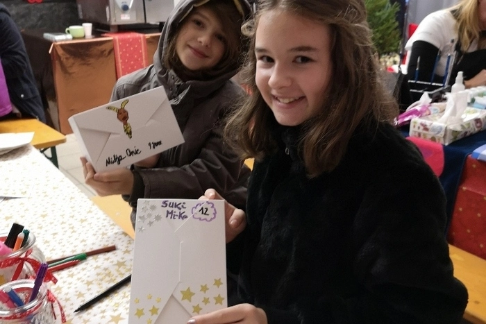 Im dekorierten Weihnachtswunderland konnten Kinder ihre Geschenkeboxen für das Christkind gestalten und im Christkindlpostamt abgeben.