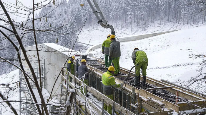 Letzte Arbeiten bei der Staumauer in Afritz