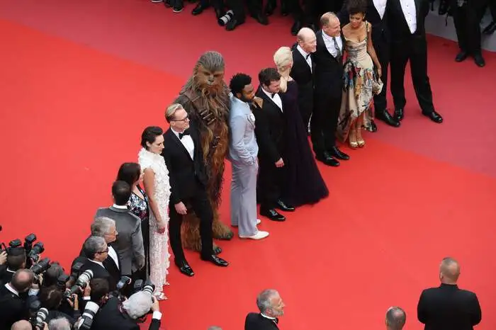 Riesenandrang am Teppich: diese Stars spielen im neuen Film mit, der ab nächsten Freitag bei uns im Kino anläuft.