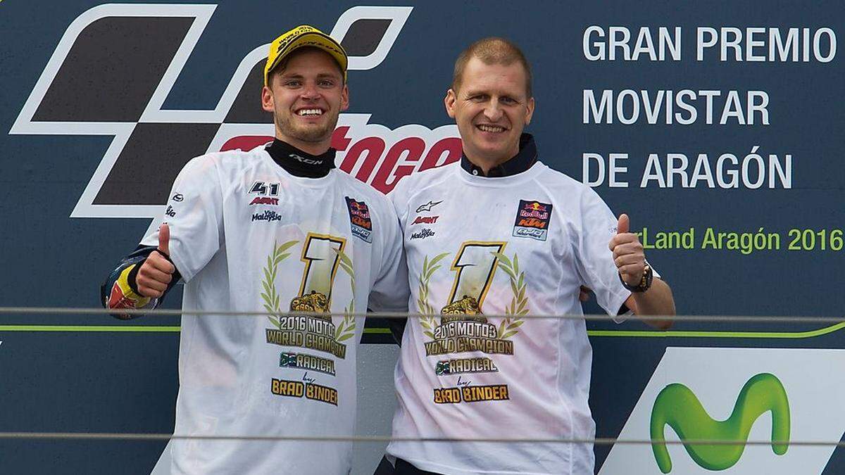 Brad Binder feiert mit Teammanager Aki Ajo