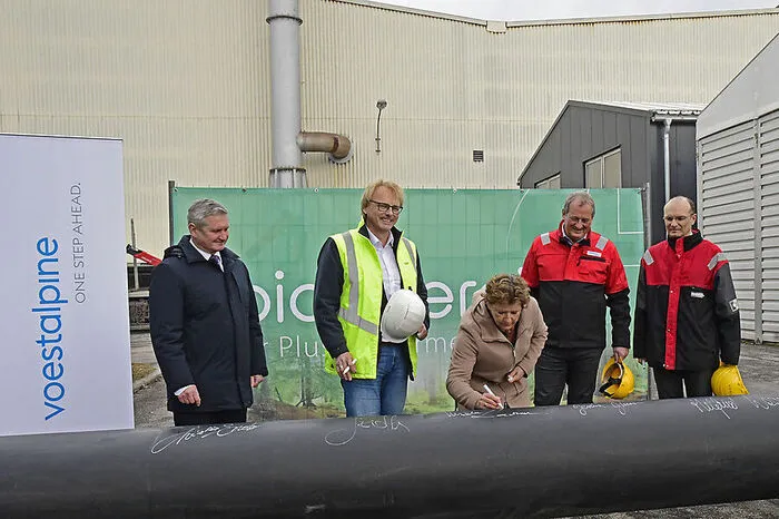 Kindberg: Mit dem millionenschweren Fernwärmeprojekt und der Beteiligung der Voestalpine soll das Kindberger Energie-Angebot um zwei große Brocken reicher werden. Baubeginn war im vergangenen März. Das Ziel der Stadt ist klar: Sie will unabhängiger von fossilen Wärmelieferanten werden.