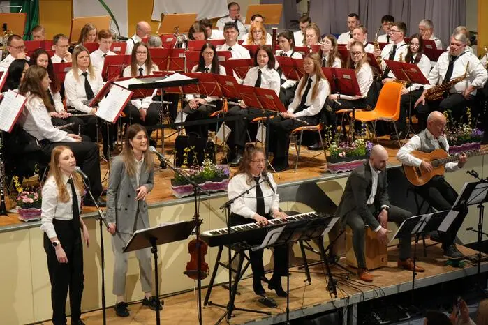 Geehrt wurden die Jungmusiker Valentin Bauer und Fabian Kaiser mit dem Leistungsabzeichen in Bronze sowie Rafael Ramaj mit dem Leistungsabzeichen in Silber. Mitgewirkt hat auch die Band „Die Zufallstreffer“ aus der Rachau. 