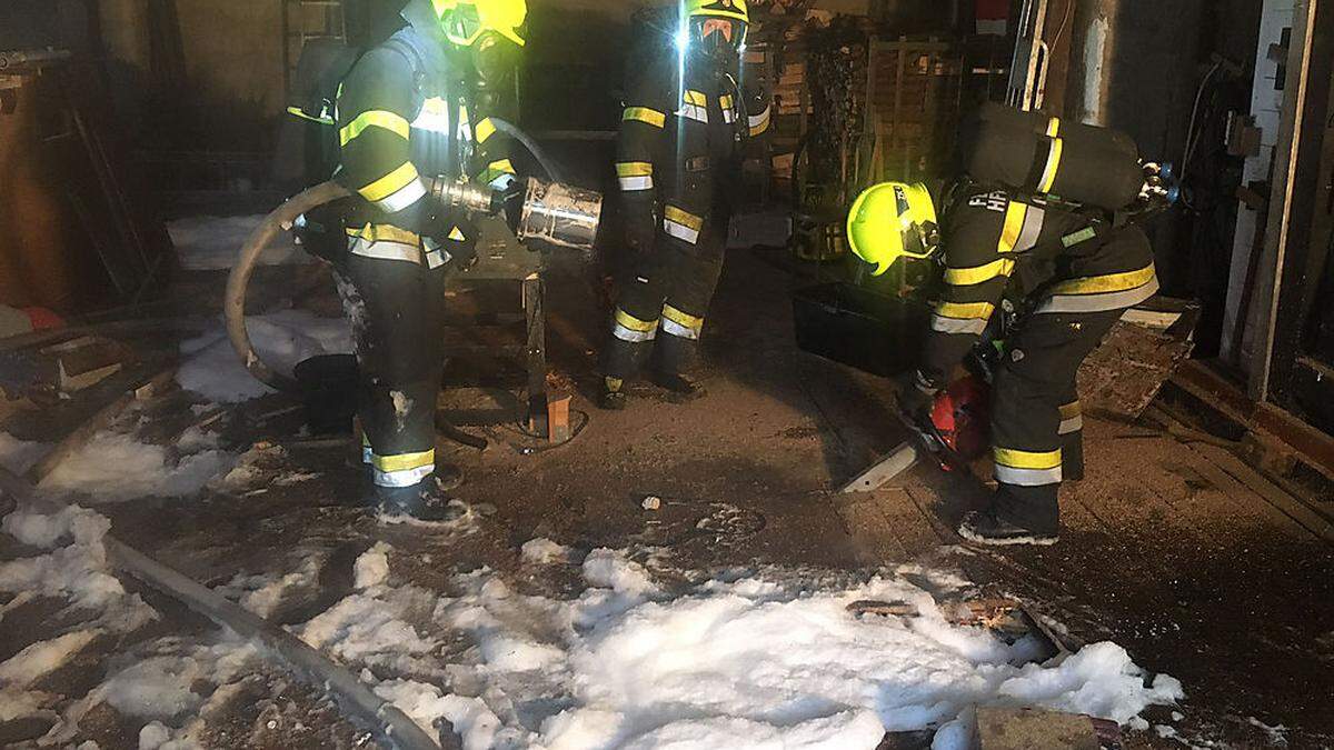 Die Zwischendecke wurde mit Löschschaum geflutet