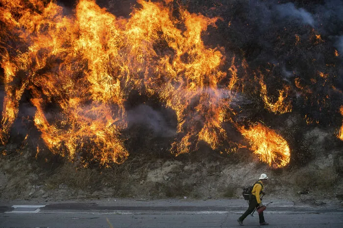 Der US-Wetterdienst teilte mit, die höchste Waldbrand-Alarmstufe werde auch am Samstag gelten. Ein Feuerwehrsprecher appellierte erneut an die Anrainer, die Evakuierungsmaßnahmen ernstzunehmen und die gefährdeten Gebiete zu verlassen.