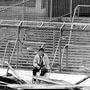 Ein Fußball-Fan sitzt nach der Katastrophe vor den zerstörten Zäunen