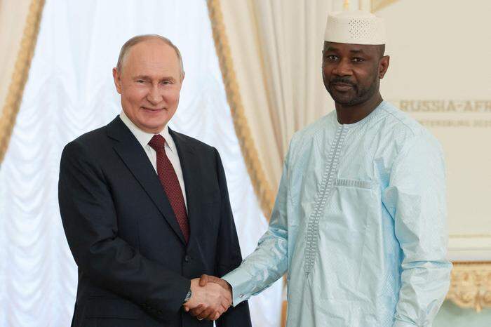 Der russische Präsident Wladimir Putin trifft in Strel‘na bei St. Petersburg den Führer der malischen Junta, Assimi Goita.