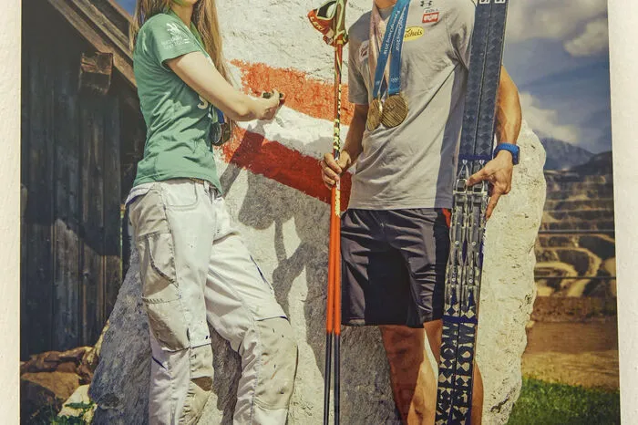 Lukas Klapfer, NAZ-Absolvent und dreifacher Olympiamedaillengewinner in der Nordischen Kombination, und Lisa Janisch, amtierende Europameisterin der Maler, zieren das Titelbaltt des NAZ-Kalenders 2019.