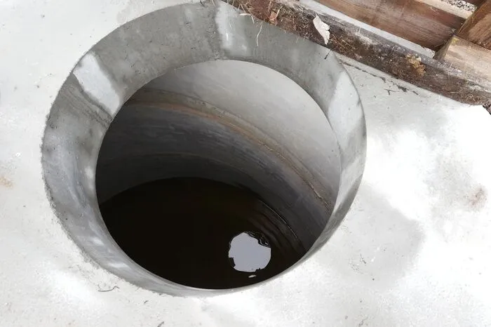 Drei bis sieben Meter tief in der Erde liegen die Kammern und Wasserspeicher der Anlagen. Ist die Anlage wieder begrünt, wird man davon nicht mehr viel erkennen.