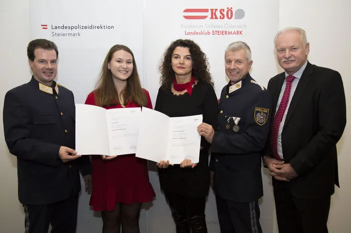 Julia Glatz (links) und Florica-Ionela Nutas haben am 8. August in Weiz einen Verdächtigen verfolgt und ihm Diebesgut abgenommen. Außerdem haben sie ihn bis zum Eintreffen der Polizei anhalten können. Der Mann hatte zuvor die Handkassa eines Verkaufsstandes gestohlen.