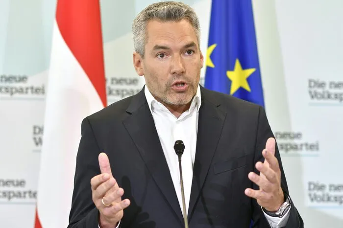 Karl Nehammer von der ÖVP (47 Jahre, aus Wien) wird Innenminister. Als Mann fürs Grobe zeigt sich Nehammer seit 2018 als ÖVP-Generalsekretär. Eine harte Linie soll der Ex-Berufssoldat, der im ÖAAB Karriere machte, nun auch als Innenminister vorgeben. Vor-Vorgänger Herbert Kickl warnt schon vor Umfärbungen im Polizeiapparat.