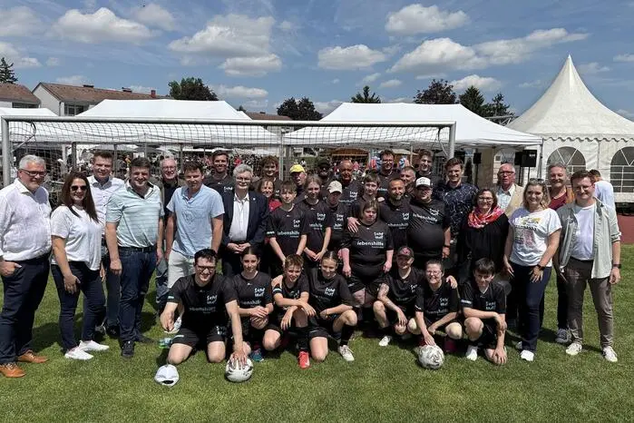 Das Fußballturnier mit elf teilnehmenden Teams gewann „Kick B“ Chance B aus Gleisdorf vor dem Turniersieger 2025 „Special Violets“ aus Wien und der Gastgeber-Mannschaft „Superkraft“ Lebenshilfe Fürstenfeld. 
