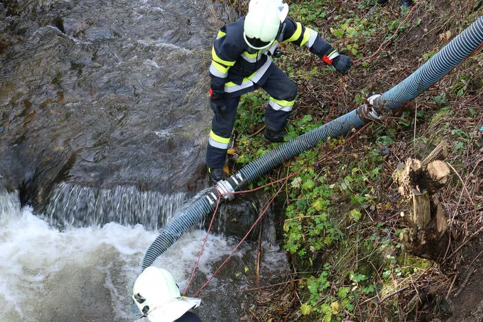 Vier Fahrzeuge waren im Einsatz. Angenommen wurde ein Brand im Sägewerkes Göttfried.