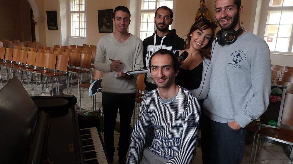 Ein paar Takte Chopin im Huldigungssaal: Den Syrern hilft die Musik hinweg über das Trauma ihrer Flucht: Bshara, Julian, Alexandra, Rodi und Fadi sind „Crossroad“. Am Samstag spielen sie Klassik, Jazz und syrisch-orientalischer Volksmusik 