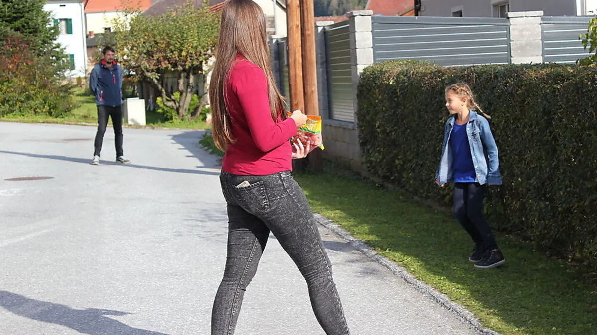 Der Klassiker: eine Unbekannte Person bietet Süßigkeiten an