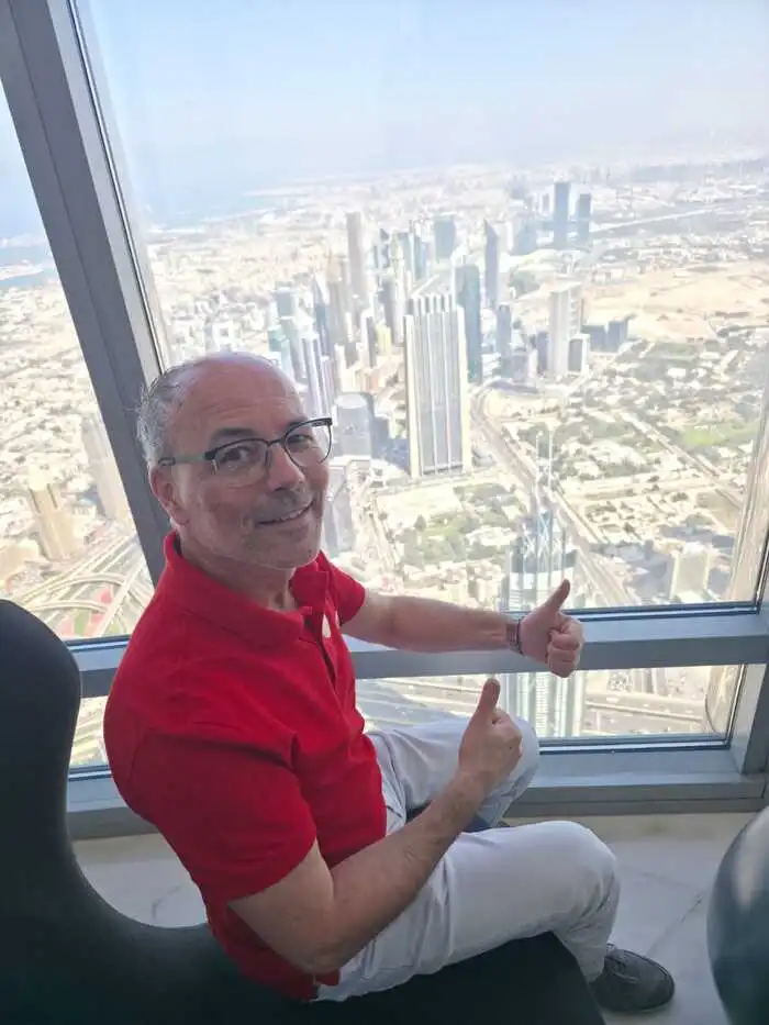 Als noch alles in Ordnung war: Michael Gamper beim Ausblick aus dem Burj Khalifa, dem höchsten Gebäude der Welt