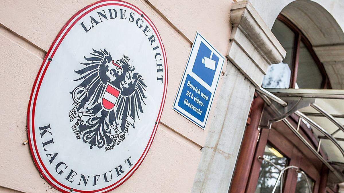 Vier Männer stehen in Klagenfurt vor Gericht