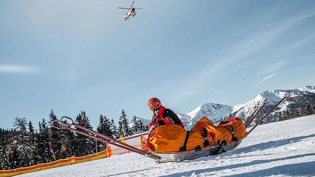Der Rettungshubschrauber RK 1 führt eine Seilbergung vor