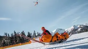 Der Rettungshubschrauber RK 1 führt eine Seilbergung vor