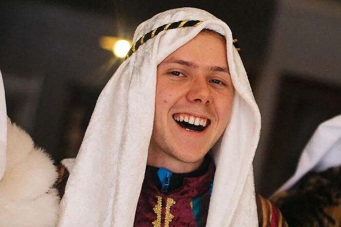 Fabian Huber (24) ist seit zehn Jahren Sternsinger in der Pustertaler Gemeinde Heinfels. Dort ist es Tradition, dass Erwachsene als „Kinige“ von Haus zu Haus ziehen. „Es geht darum, Gutes zu tun“, sagt der Instrumentenbauer. Neben den Spenden sei es auch wichtig, den Dorfbewohnern eine Freude zu machen. Etwa 20 Lieder zählt das Repertoire der neunköpfigen Sternsingergruppe. Fabian Huber führt die Gruppe mit dem Stern an. Das Kunstwerk aus Glas hat er eigenhändig gefertigt. „Ich trage ihn mit Stolz“, sagt er.