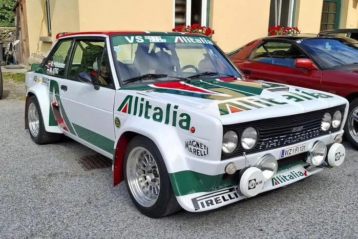  Rund 250 Oldtimer und Youngtimer aus den vergangenen hundert Jahren begeisterten die zahlreichen Besucherinnen und Besucher, die es aus nah und fern nach Koglhof zog. 